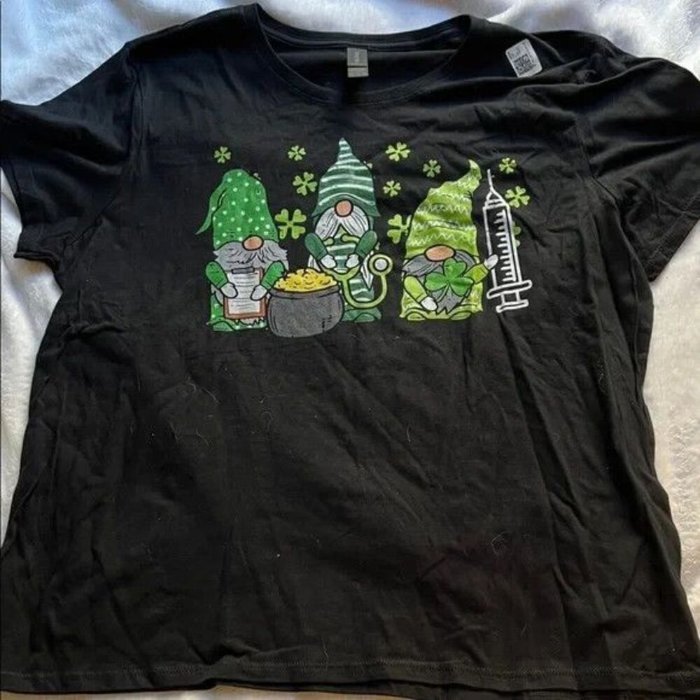 Gnome Nurses St. Patrick’s Day Irish Clovers Pot o Gold T-Shirt (Women’s XXL)